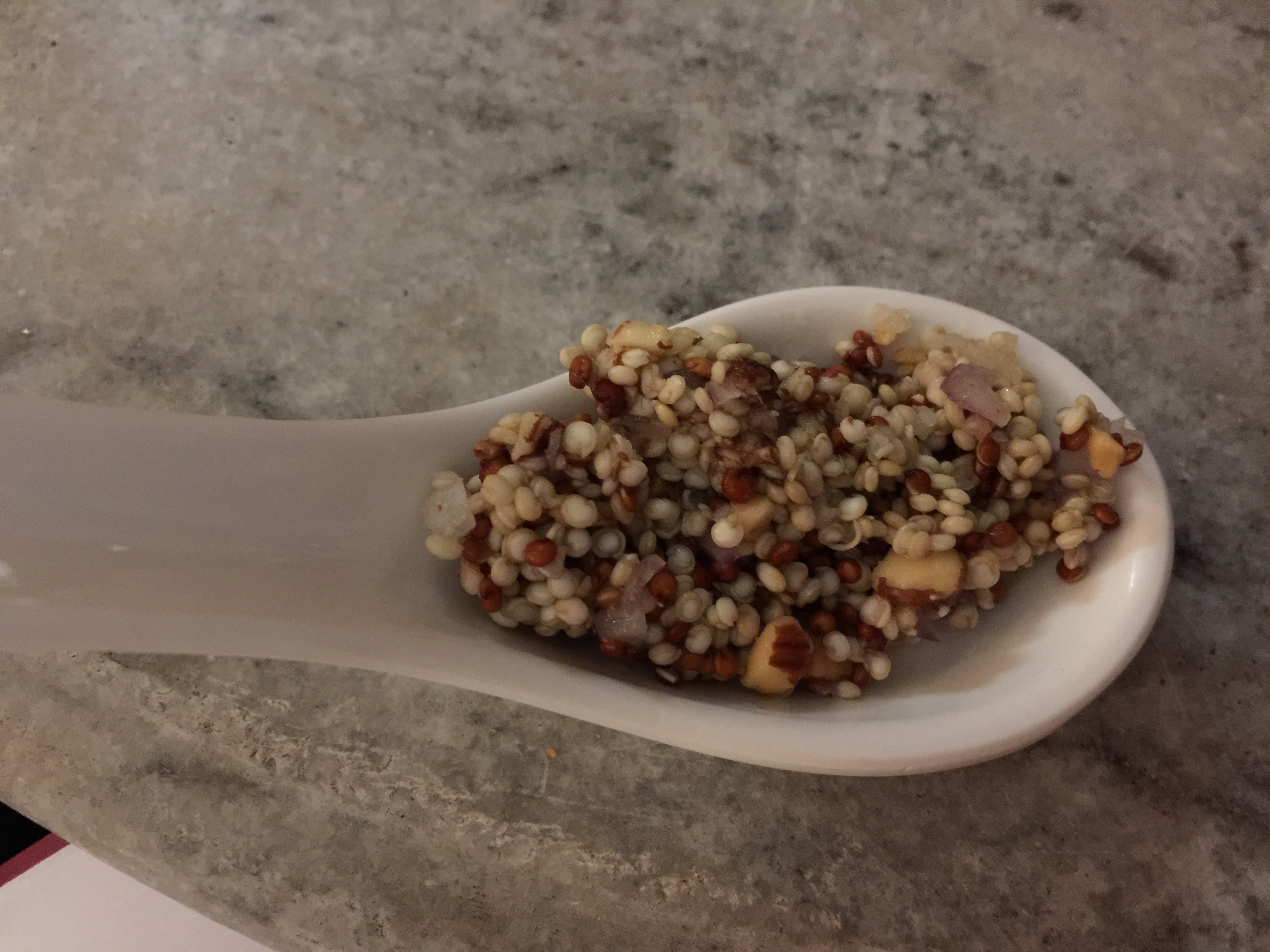 Salada de Quinoa com Cebola e Amêndoas